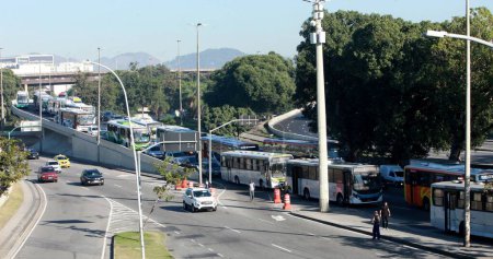Téléchargez les photos : Rio de Janeiro (RJ), Brésil 27 / 06 / 2023 - Il y a beaucoup de mouvements de véhicules causant beaucoup de trafic sur l'Avenida Presidente Vargas et l'Avenida Rio Branco dans le centre-ville de Rio de Janeiro, ce mardi matin vendredi - en image libre de droit