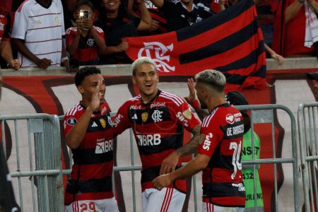 Téléchargez les photos : Rio de Janeiro (RJ), Brésil 28 / 06 / 2023 - Vitor Hugo de Flamengo marque et célèbre son but dans un match entre Flamengo et Aucas, valable pour les étapes de groupe, ronde 6 des Libertadores d'Amérique 2023 - en image libre de droit