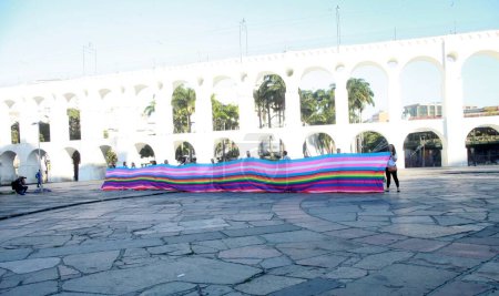 Foto de Río de Janeiro (RJ), Brzil 28 / 06 / 2023 - Este miércoles 28 de junio se celebra el Día del Orgullo LGBTQIAPN +. En Arcos da Lapa, se extendió una pancarta de 20 metros con los colores de la comunidad - Imagen libre de derechos