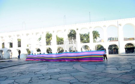 Foto de Río de Janeiro (RJ), Brzil 28 / 06 / 2023 - Este miércoles 28 de junio se celebra el Día del Orgullo LGBTQIAPN +. En Arcos da Lapa, se extendió una pancarta de 20 metros con los colores de la comunidad - Imagen libre de derechos