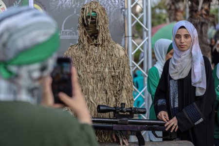 Foto de (INT) Brigadas Al-Qassam en Gaza, una exposición militar en nombre de la imagen y el monumento. 30 de junio de 2023, Gaza, Palestina: Brigadas Al-Qassam, el brazo militar del movimiento Hamás, organizó una exposición militar - Imagen libre de derechos