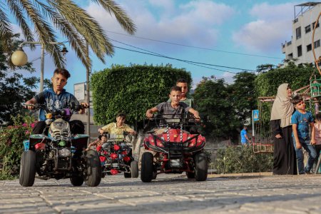 Téléchargez les photos : (INT) Les enfants de Gaza profitent de la fête de l'Aïd al-Adha. 30 juin 2023, Gaza, Palestine : Des enfants palestiniens de Gaza se rendent dans les parcs pour passer un bon moment à la lumière des vacances de l'Aïd al-Adha. - en image libre de droit