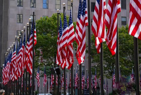 Foto de (NUEVO) El 4 de Julio (Día de la Independencia) Julio 03,2023, Nueva York, EE.UU.: Mientras los estadounidenses se preparan para celebrar el Día de la Independencia mañana, Rockefeller Plaza se ha transformado en un mar de patriotismo, con banderas estadounidenses - Imagen libre de derechos