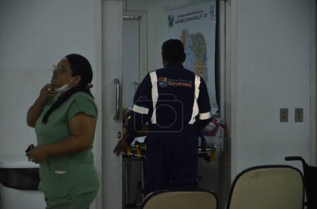 Téléchargez les photos : Natal (RN), Brésil - 07 / 03 / 2023 - SANTÉ / INFIRMIères / SAMU / RN - Les infirmières violent la décision du tribunal et maintiennent la grève dans l'RN du Natal. Des ambulances SAMU attendent que des civières soient libérées des couloirs, à Pronto Socorro Clovis Sarinho - en image libre de droit