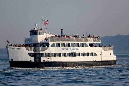 Téléchargez les photos : New York, USA - 07 / 03 / 2023 - CLIMAT / TRANSFERENCE / NEW YORK / USA - ferry boat in New York Harbor. Vue depuis Battery Park - en image libre de droit