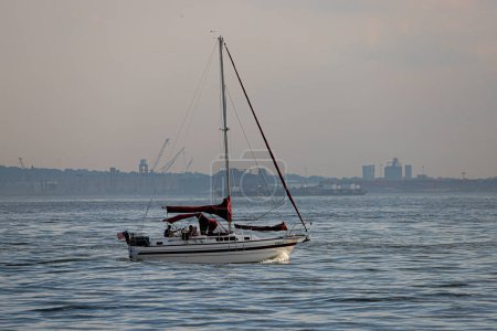 Téléchargez les photos : New York, USA - 07 / 03 / 2023 - CLIMAT / TRANSFERENCE / NEW YORK / USA - ferry boat in New York Harbor. Vue depuis Battery Park - en image libre de droit