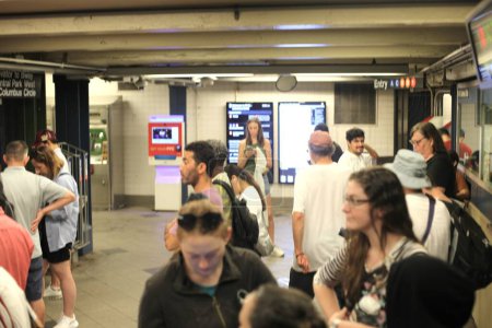 Foto de Los neoyorquinos celebran la independencia del 4 de julio bajo las lluvias. 4 de julio de 2023, Nueva York, Estados Unidos: Muchos neoyorquinos y turistas que tuvieron que improvisar diferentes formas de protección contra la lluvia, fueron sorprendidos con la guardia baja cuando se quedaron varados en la estación de metro - Imagen libre de derechos