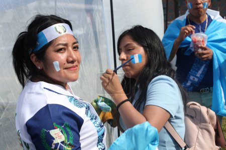 Téléchargez les photos : Ventilateurs dans l'humeur de l'indépendance pendant la Coupe d'or Concacaf : Guadalupe vs Guatemala. 04 juillet 2023, Harrison, New Jersey, États-Unis : Les fans célèbrent le 4 juillet Jour de l'indépendance avant le match de football entre Guadalupe et Guatmala - en image libre de droit