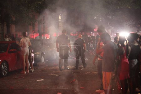 Foto de (NUEVO) Choque entre la policía y los neoyorquinos durante las celebraciones de fuegos artificiales de independencia del 4 de julio. 4 de julio de 2023, Nueva York, Estados Unidos: La policía de Nueva York reprimió a los neoyorquinos que conmemoraban la independencia del 4 de julio - Imagen libre de derechos