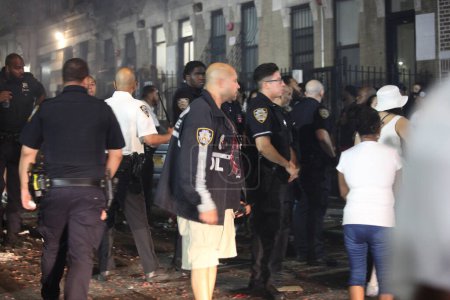 Téléchargez les photos : (NOUVEAU) Affrontement entre la police et les New-Yorkais pendant les célébrations du feu d'artifice de l'indépendance du 4 juillet. 4 juillet 2023, New York, États-Unis : La police de New York réprime les New-Yorkais commémorant l'indépendance du 4 juillet - en image libre de droit