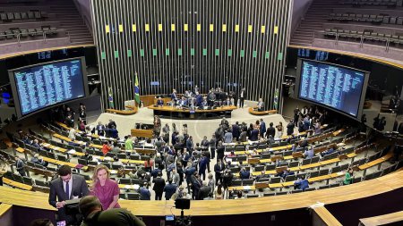 Téléchargez les photos : Brasilia (DF), 07 / 06 / 2023 - POLITIQUE / CHAMBRE / RÉFORME FISCALE - Plénière PEC No. 45 / 2019 réforme du système fiscal Proposition d'amendement à la Constitution 1er tour ; dans la nuit de ce jeudi 6 juillet 2023 à la Chambre des députés de Brasilia. - en image libre de droit