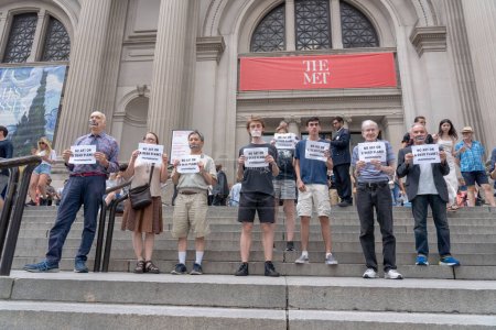 Foto de (NUEVO) Activistas climáticos realizan una protesta en Nueva York # 39; s Museo Metropolitano de Arte. 08 de julio de 2023, Nueva York, Estados Unidos: Miembros de la rebelión contra la extinción NYC y Rise and Resist con tiras de cinta adhesiva en la boca - Imagen libre de derechos