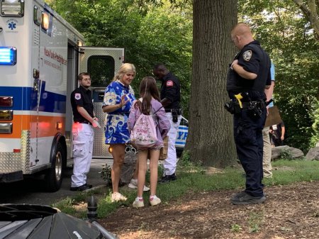 Foto de Nueva York, Estados Unidos - 12 de julio de 2023: Los paramédicos trataron a una mujer dentro de una ambulancia en el zoológico de Central Park y no había necesidad de ir a un hospital. Después se sintió mejor. Según un trabajador de Park, la mujer se quejó de no sentirse bien - Imagen libre de derechos