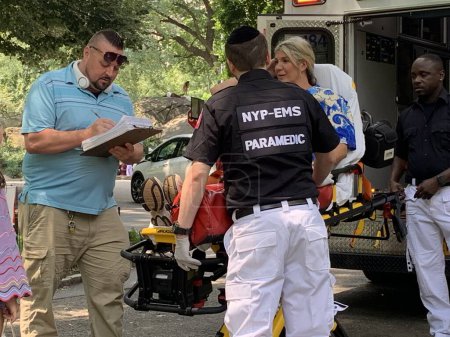 Téléchargez les photos : New York, États-Unis - 12 juillet 2023 : Une femme a été soignée par des ambulanciers paramédicaux juste à l'intérieur d'une ambulance au zoo de Central Park et il n'était pas nécessaire d'aller à l'hôpital. Elle se sentait mieux après. Selon une travailleuse du parc, la femme se plaignait de ne pas se sentir bien - en image libre de droit