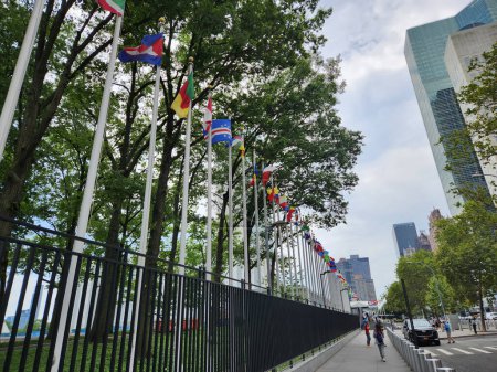 Téléchargez les photos : New York (USA) - 13 / 07 / 2023 - FACADE / ONU / USA - Mouvement ce matin à l'Organisation des Nations Unies à New York, ce jeudi 13 juillet 2023 - en image libre de droit