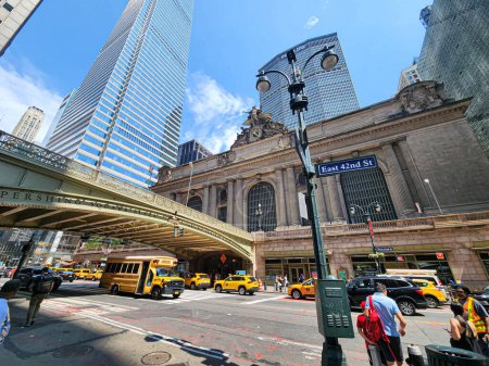 Foto de Nueva York (EE.UU.) - 13 / 07 / 2023 - MOVIMIENTO / EVERYDAY LIFE / CITY / USA - Fachada de la Grand Central Terminal - 42 st en Nueva York este jueves, 13 de julio de 2023 - Imagen libre de derechos