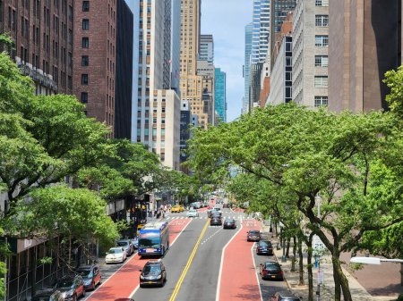 Photo for New York (USA), 07/13/2023 - MOVEMENT/EVERYDAY LIFE/CITY/USA - View of the traditional street E 42nd St in New York City this Thursday, July 13, 2023 - Royalty Free Image