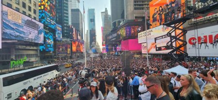 Foto de Post Malone Actuando en vivo en TSX Stage en Times Square. 18 de julio de 2023, Nueva York, Estados Unidos: El rapero estadounidense Austin Richard Post, conocido como Post Malone, está actuando en vivo en el escenario TSX de Times Square en medio de un clima severo con muchos fans - Imagen libre de derechos