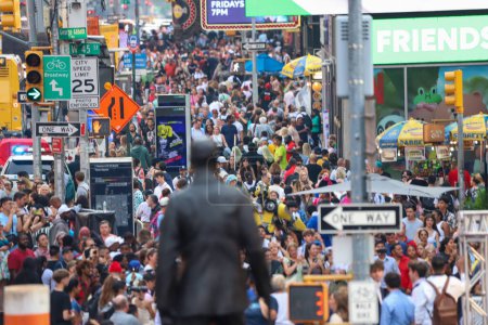 Téléchargez les photos : Post Malone En direct sur la scène TSX à Times Square. 18 juillet 2023, New York, États-Unis : Le rappeur américain Austin Richard Post, connu sous le nom de Post Malone, se produit en direct sur la scène TSX de Times Square au milieu d'un temps violent avec beaucoup de fans - en image libre de droit
