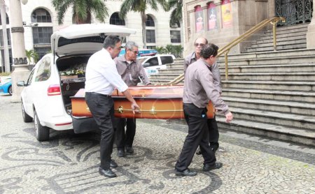 Téléchargez les photos : Rio de Janeiro (RJ), Brésil 18 / 07 / 2023 - Le sillage du pianiste, compositeur et arrangeur Joao Donato, décédé à 88 ans lundi dernier (17), est accompagné de collègues de l'artiste, ce matin, au Théâtre Municipal de Rio de Janeiro - en image libre de droit