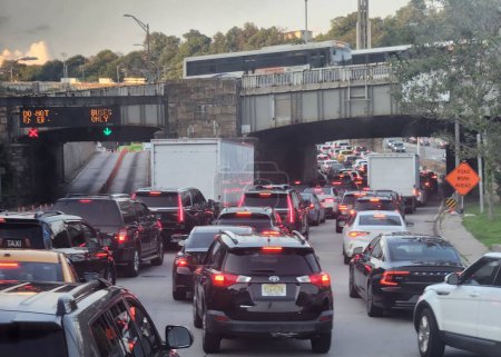 Foto de Tráfico pesado en el túnel Lincoln en Nueva Jersey. 21 de julio de 2023, Weehawken, Nueva Jersey, Estados Unidos: Hay un tráfico pesado de vehículos a lo largo del túnel Lincoln en Weehawken, Nueva Jersey, causando muchos retrasos para los conductores - Imagen libre de derechos