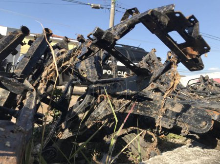 Foto de (INT) Policía Militar recuperó 150 cuadros de motocicletas abandonadas en Sao Paulo. 24 de julio de 2023, Sao Paulo, Brasil: La Policía Militar recuperó 150 cuadros de motocicletas abandonadas en tierra en la parte norte de la ciudad en Taipas. - Imagen libre de derechos