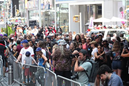 Téléchargez les photos : (NOUVEAU) SAG-AFTRA en grève Massive, Star-Studded Rally In Times Square. Le 25 juillet 2023, New York, USA : SAG-AFTRA a organisé un rassemblement de grève de masse à Times Square le mardi (25) matin, qui devrait être le plus grand rassemblement à New York depuis le début de la grève le 14 juillet - en image libre de droit
