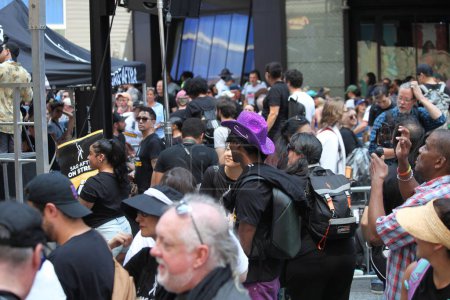 Foto de (NEW) SAG-AFTRA On Strike Masivo, Star-Studded Rally In Times Square. 25 de julio de 2023, Nueva York, Estados Unidos: SAG-AFTRA celebró un mitin de huelga masiva en Times Square el martes (25) por la mañana, que se espera sea el mitin más grande en Nueva York desde que comenzó la huelga el 14 de julio - Imagen libre de derechos