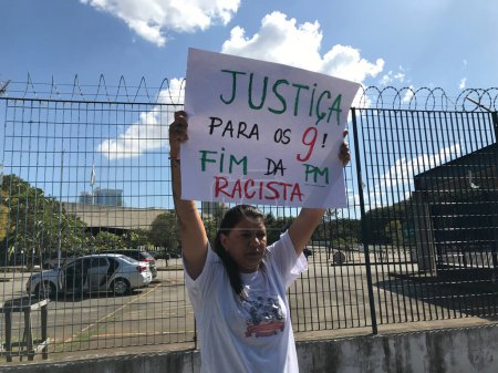 Foto de Sao Paulo (SP), Brasil 25 / 07 / 2023 - Familiares se manifiestan frente al Foro Barra Funda para protestar por un incidente ocurrido en 2013. - Imagen libre de derechos