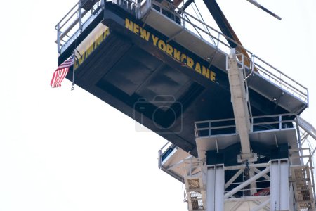 Photo for Construction Crane catches Fire and collapses in Manhattan-NYC. July 26, 2023, New York, USA: A construction crane catches fire and collapses on a skyscraper with about 45 floors in mid Manhattan, New York City early morning of Wednesday (26), - Royalty Free Image