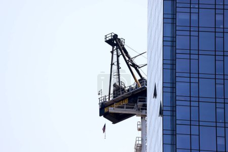 Téléchargez les photos : Construction Crane prend feu et s'effondre à Manhattan-NYC. 26 juillet 2023, New York, USA : Une grue de chantier prend feu et s'effondre sur un gratte-ciel d'environ 45 étages au milieu de Manhattan, New York tôt le matin de mercredi (26), - en image libre de droit