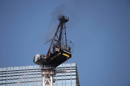 Foto de Crane se incendia y colapsa en Manhattan-Nueva York. 26 de julio de 2023, Nueva York, Estados Unidos: Una grúa de construcción se incendia y se derrumba en un rascacielos en el centro de Manhattan en la ciudad de Nueva York el miércoles por la mañana temprano, enviando humo negro al cielo - Imagen libre de derechos