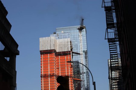 Téléchargez les photos : Crane prend feu et s'effondre à Manhattan-NYC. 26 juillet 2023, New York, États-Unis : Une grue de chantier prend feu et s'effondre sur un gratte-ciel du centre-ville de Manhattan à New York tôt mercredi matin, envoyant de la fumée noire dans le ciel - en image libre de droit