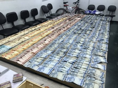 Photo for The seizure of large amount of money and drugs in Sao Paulo. July 26, 2023, Sao Paulo, Brazil: The Civil Police of the 3 DP Center seized a large amount of money, drugs and cell phones with the head of traffic in Cracolandia, Sao Paulo - Royalty Free Image