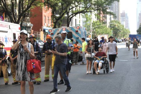 Photo for Construction Crane catches Fire and collapses in Manhattan-NYC. July 26, 2023, New York, USA: A construction crane catches fire and collapses on a skyscraper in mid Manhattan, New York City early morning of Wednesday (26), with black smoke - Royalty Free Image
