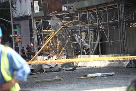Photo for Construction Crane catches Fire and collapses in Manhattan-NYC. July 26, 2023, New York, USA: A construction crane catches fire and collapses on a skyscraper in mid Manhattan, New York City early morning of Wednesday (26), with black smoke - Royalty Free Image
