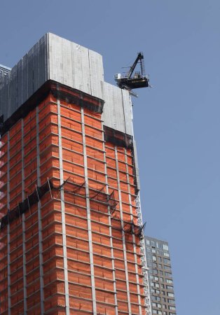 Téléchargez les photos : Construction Crane prend feu et s'effondre à Manhattan-NYC. 26 juillet 2023, New York, USA : Une grue de chantier prend feu et s'effondre sur un gratte-ciel au milieu de Manhattan, New York tôt le matin de mercredi (26), avec de la fumée noire - en image libre de droit