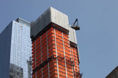 Téléchargez les photos : Construction Crane prend feu et s'effondre à Manhattan-NYC. 26 juillet 2023, New York, USA : Une grue de chantier prend feu et s'effondre sur un gratte-ciel au milieu de Manhattan, New York tôt le matin de mercredi (26), avec de la fumée noire - en image libre de droit