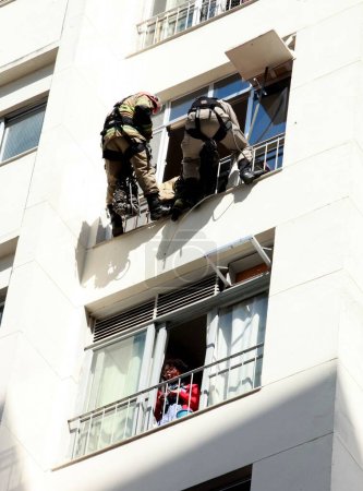 Foto de Río de Janeiro (RJ), Brasil 28 / 07 / 2023 - El bombero impidió que una mujer se lanzara desde el sexto piso de un edificio en la Rua Riachuelo en el centro de Río de Janeiro, fue apuñalada con un cuchillo a mano - Imagen libre de derechos