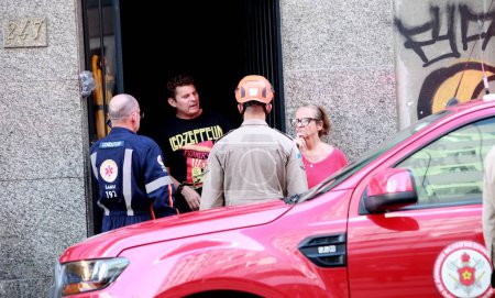 Téléchargez les photos : Rio de Janeiro (RJ), Brésil 28 / 07 / 2023 - Le pompier a empêché une femme de se jeter du 6ème étage d'un bâtiment sur Rua Riachuelo dans le centre de Rio de Janeiro, elle a été poignardée avec un couteau à la main - en image libre de droit