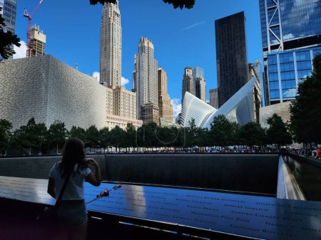 Foto de Movimiento de personas en el Memorial del 11 de septiembre. 30 de julio de 2023, Nueva York, Estados Unidos: Un fuerte movimiento de personas en el Memorial del 11 de septiembre en el Word Trade Center - Imagen libre de derechos