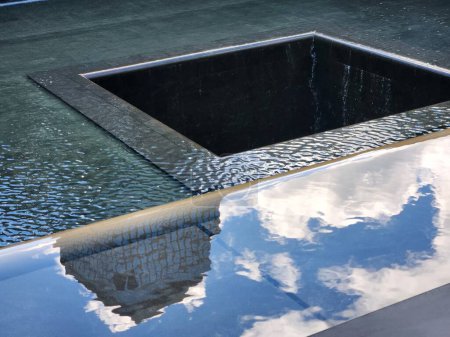 Téléchargez les photos : Mouvement des personnes au Mémorial du 11 septembre. 30 juillet 2023, New York, États-Unis : Un grand mouvement de personnes au Mémorial du 11 septembre au World Trade Center - en image libre de droit