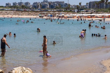 Téléchargez les photos : La vie quotidienne en Israël été 2023. 21 juillet 2023, Tel Aviv, Israël : Les gens plongent dans les eaux de la mer à la plage de Tel Baruch le 21 juillet 2023 à Tel Aviv, Israël. - en image libre de droit