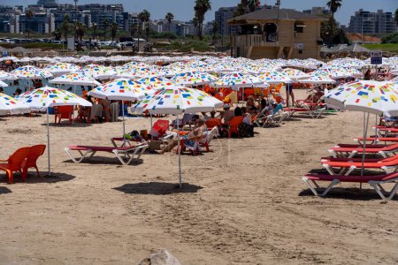 Téléchargez les photos : La vie quotidienne en Israël été 2023. 21 juillet 2023, Tel Aviv, Israël : Les gens profitent du temps chaud de l'été à la plage de Tel Baruch le 21 juillet 2023 à Tel Aviv, Israël. - en image libre de droit