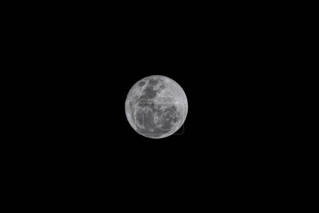 Téléchargez les photos : Super Moon Vu à Sao Paulo. 01 août 2023, Sao Paulo, Brésil : Super Lune à partir de la zone sud de Sao Paulo mardi soir (01). - en image libre de droit