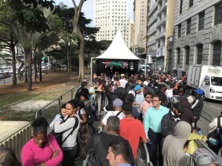 Photo for Long line of unemployed people to register in companies. August 01, 2023, Sao Paulo, Brazil: Queue of unemployed people to register in companies in Sao Paulo promoted by Entity in Anhangabau Valley - Royalty Free Image