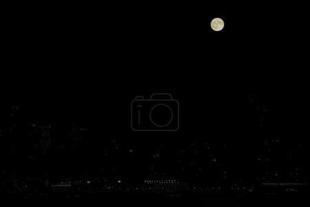 Foto de Super Moon Visto en Nueva York. 01 de agosto 2023, Nueva York, Estados Unidos: Súper Luna vista desde los alrededores de Estatua de la Libertad en Nueva York la noche del martes (01). - Imagen libre de derechos