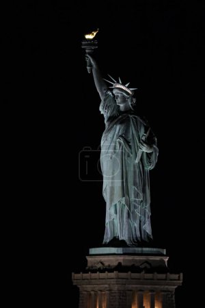 Foto de Super Moon Visto en Nueva York. 01 de agosto 2023, Nueva York, Estados Unidos: Súper Luna vista desde los alrededores de Estatua de la Libertad en Nueva York la noche del martes (01). - Imagen libre de derechos