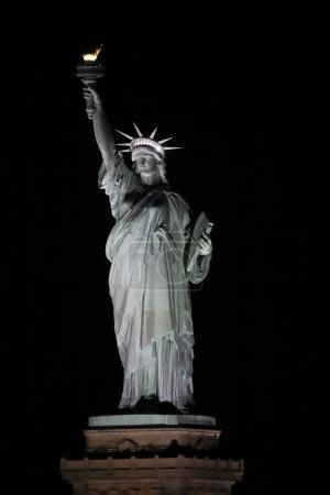 Téléchargez les photos : Super Moon Vu à New York. 01 août 2023, New York, USA : Super Moon à partir de autour de Statue de la Liberté à New York mardi soir (01). - en image libre de droit