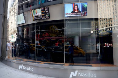 Téléchargez les photos : US Stock Exchange Rating Downgradé par Fitch affecte Nasdaq et NYSE. 02 août 2023, New York, États-Unis : Les marchés mondiaux réagissent négativement à la nouvelle que les États-Unis, la plus grande économie du monde - en image libre de droit